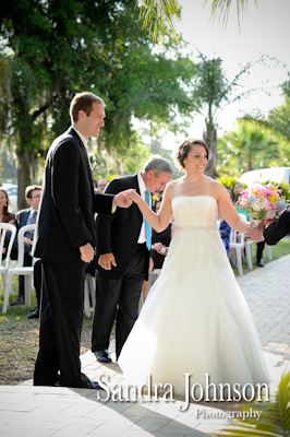 Best Lakeside wedding at Paradise Cove in Orlando, Florida - Wedding photographer - Sandra Johnson (SJFoto.com)